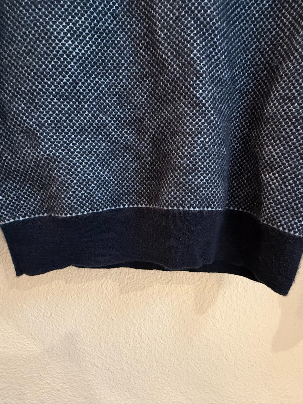 Theory Men’s Navy/light blue Two-Tone Textured 100% cashmere Crewneck Sweater - Picture 3 of 7